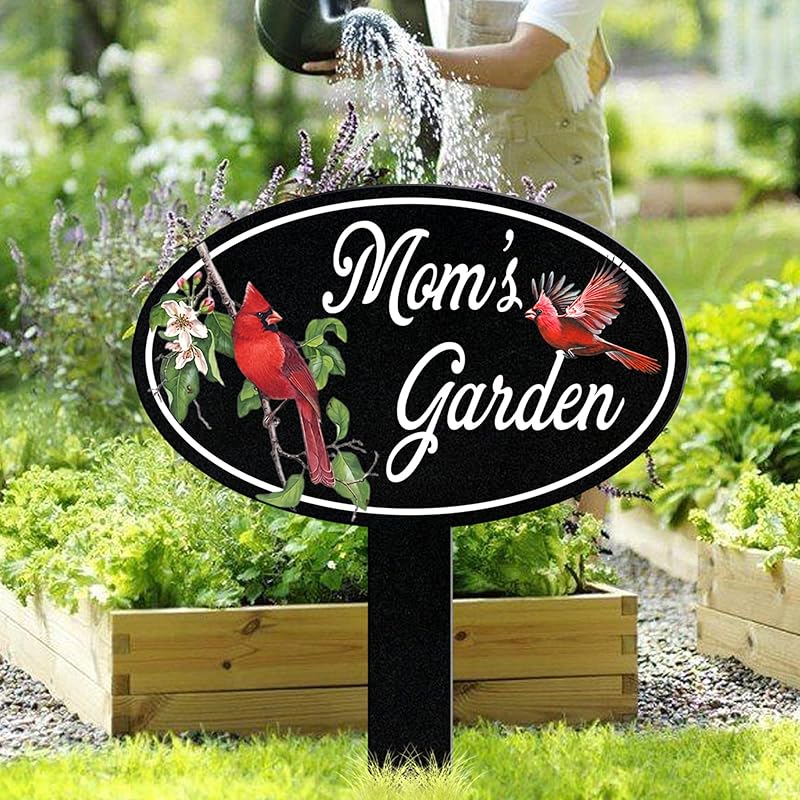 Personalized Name Garden Cardinal Metal Signs with Stake, Custom Family Name Yard Decor for Outdoor Outside, Cardinal Lawn Patio Stake Gardening Enthusiasts Grandmothers Gift
